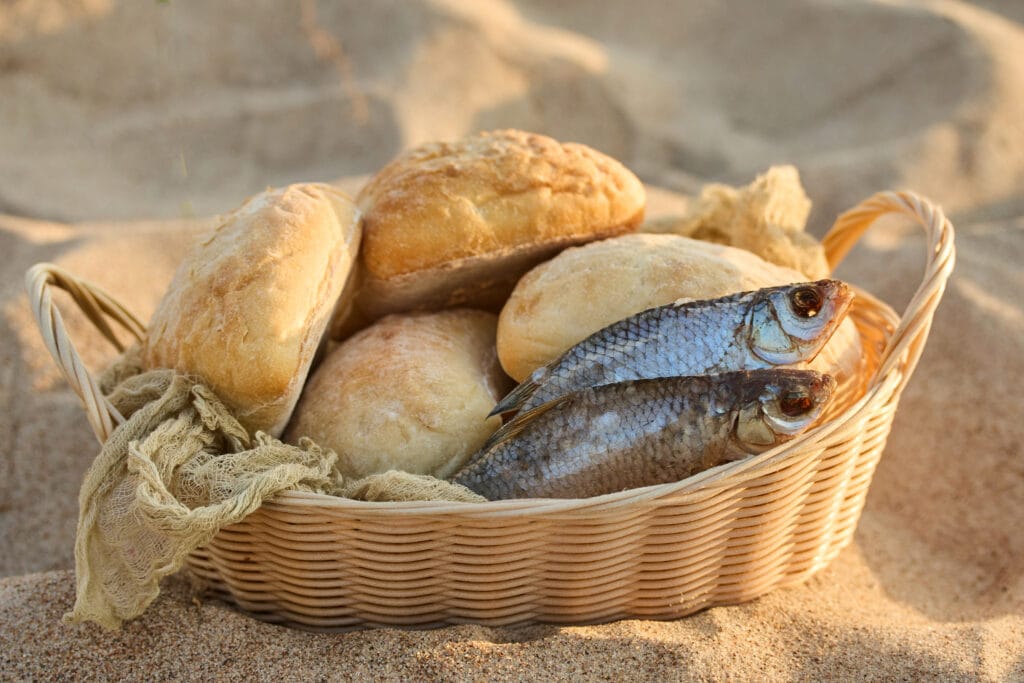 Só temos aqui cinco pães e dois peixes no evangelho do dia 2 de agosto